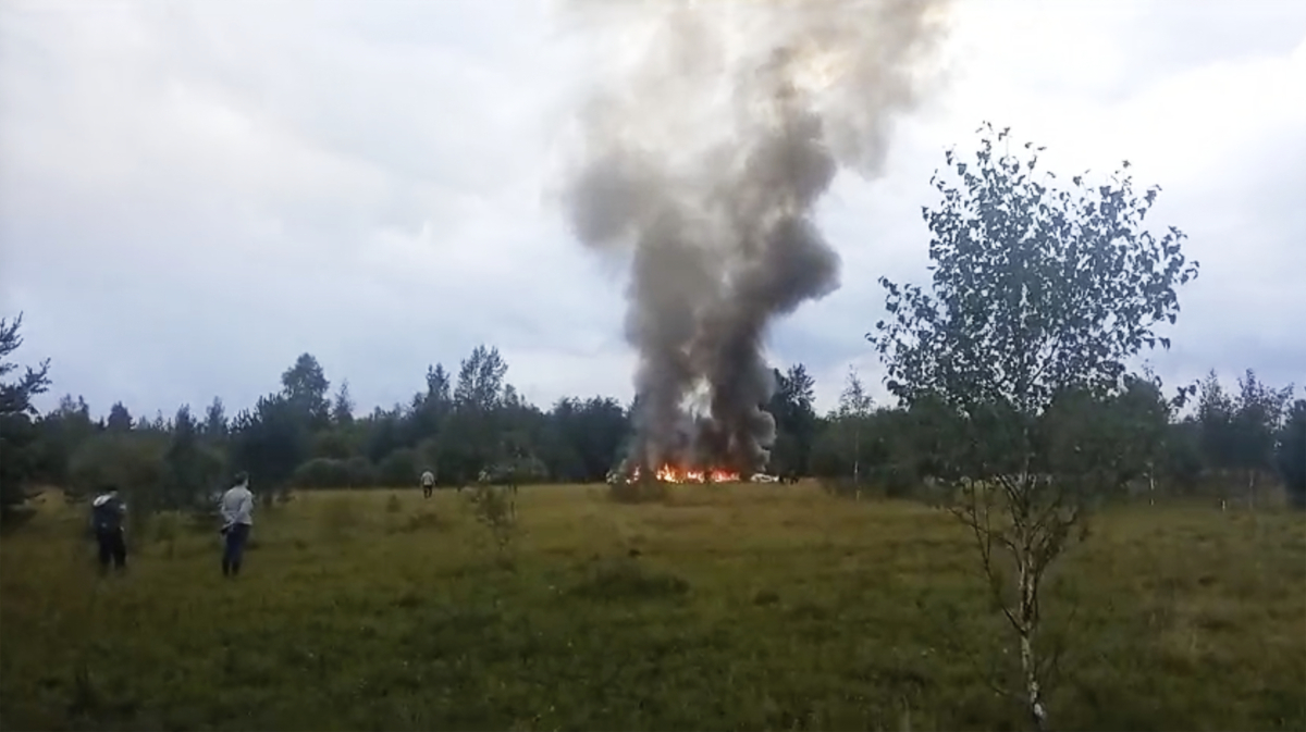 Khói và lửa bốc lên từ một chiếc phi cơ tư nhân bị rơi được cho là chở lãnh đạo Wagner Yevgeny Prigozhin, gần làng Kuzhenkino, ở Nga, hôm 23/08/2023, trong một bức ảnh chụp từ video. (Ảnh: AP Photo)