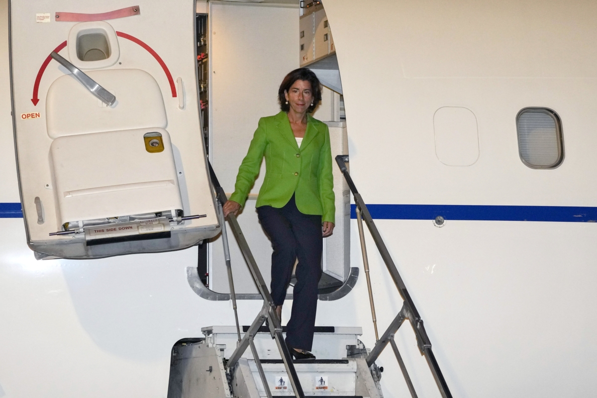 Bộ trưởng Thương mại Hoa Kỳ Gina Raimondo bước ra khỏi phi cơ khi đến Phi trường Quốc tế Thủ đô Bắc Kinh ở Bắc Kinh hôm 27/08/2023. (Ảnh: Andy Wong/Pool qua Getty Images)