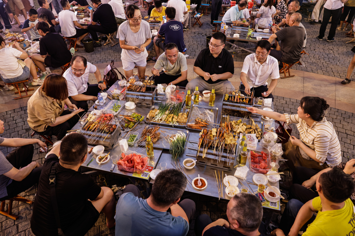 Khách du lịch thưởng thức món nướng tại thị trấn Hán Khẩu trong Lễ hội thịt nướng Truy Bác đầu tiên ở Vũ Hán, tỉnh Hồ Bắc, Trung Quốc, hôm 07/07/2023. (Ảnh: Getty Images)