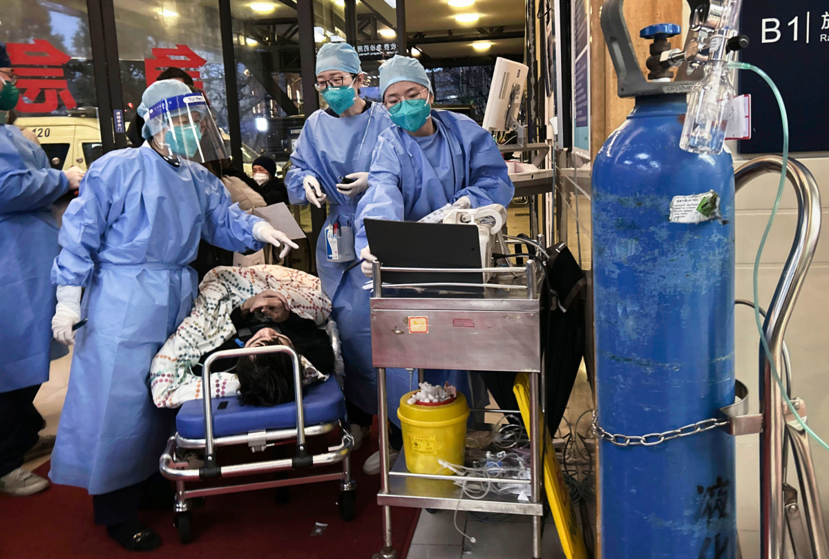 Các nhân viên y tế chăm sóc một bệnh nhân COVID tại Thượng Hải hôm 14/01/2023. Trong những tuần gần đây, Trung Quốc đã gặp phải một đợt tái bùng phát virus này. (Ảnh: Kevin Frayer/Getty Images)