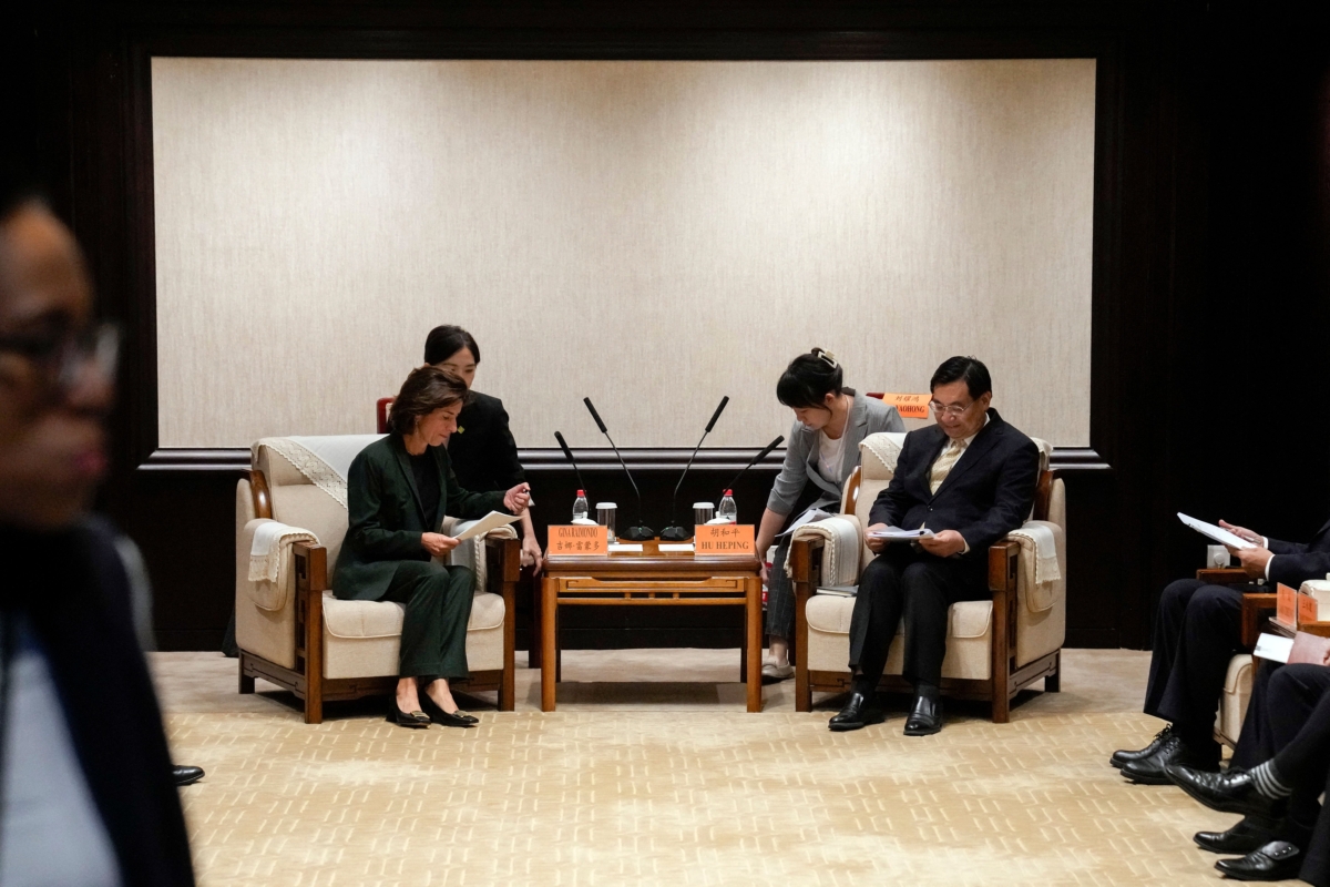 Bộ trưởng Thương mại Hoa Kỳ Gina Raimondo và Bộ trưởng Bộ Văn hóa và Du lịch Trung Quốc Hồ Hòa Bình (Hu Heping) gặp nhau tại Bộ Văn hóa và Du lịch ở Bắc Kinh hôm 29/08/2023. (Ảnh: Andy Wong/Pool/AFP qua Getty Images)