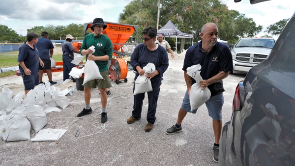 Các thành viên của Sở Công viên và Giải trí Tampa, Florida, giúp người dân chất bao cát ở Tampa, Florida, hôm 28/08/2023. (Ảnh: Chris O'Meara/AP Photo)