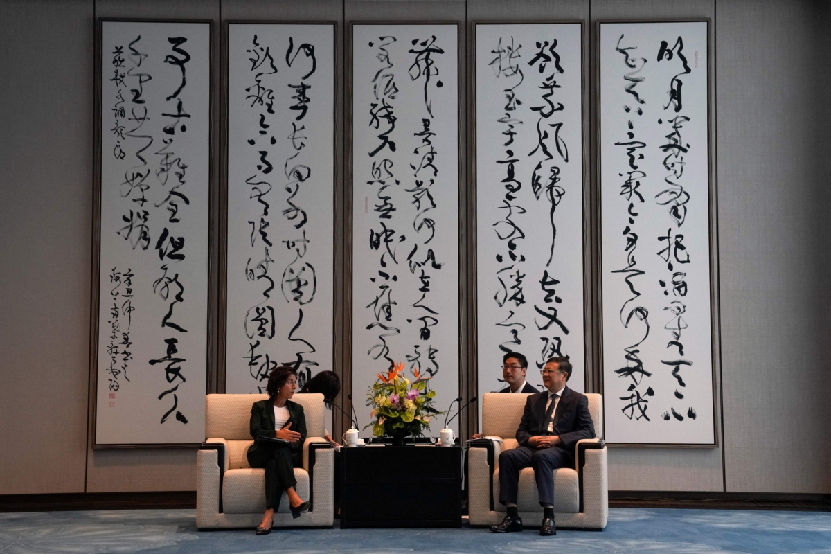 Bộ trưởng Thương mại Hoa Kỳ Gina Raimondo (Trái) nói chuyện với Bí thư Thành ủy Thượng Hải Trần Cát Ninh trong cuộc gặp ở Thượng Hải hôm 30/08/2023. (Ảnh: Andy Wong/Pool/AFP qua Getty Images)