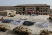 Quân nhân Trung Quốc tham dự lễ khai trương căn cứ quân sự mới của Trung Quốc tại Djibouti vào ngày 01/08/2017. (Ảnh: STR/AFP/Getty Images)