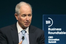 Ông Steve Schwarzman, Giám đốc điều hành của tập đoàn Blackstone, tham gia một cuộc thảo luận Bàn tròn Kinh doanh tại Hoa Thịnh Đốn, hôm 06/12/2018. (Ảnh: Mark Wilson/Getty Images)