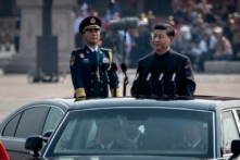Chủ tịch Trung Quốc Tập Cận Bình được chở bằng xe hơi sau khi thị sát các binh sĩ trong cuộc duyệt binh kỷ niệm 70 năm ngày thành lập Cộng hòa Nhân dân Trung Hoa vào năm 1949, tại Quảng trường Thiên An Môn ở Bắc Kinh vào ngày 01/10/2019. (Ảnh: Kevin Frayer/Getty Images)