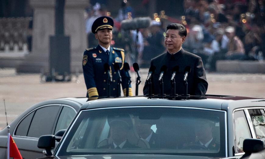 Chủ tịch Trung Quốc Tập Cận Bình được chở bằng xe hơi sau khi thị sát các binh sĩ trong cuộc duyệt binh kỷ niệm 70 năm ngày thành lập Cộng hòa Nhân dân Trung Hoa vào năm 1949, tại Quảng trường Thiên An Môn ở Bắc Kinh vào ngày 01/10/2019. (Ảnh: Kevin Frayer/Getty Images)