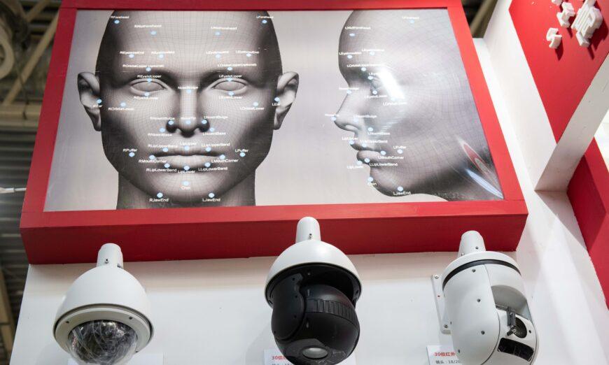 Camera an ninh AI (Trí tuệ nhân tạo) với công nghệ nhận dạng khuôn mặt được trưng bày tại Triển lãm Quốc tế Trung Quốc lần thứ 14 về An toàn và An ninh Công cộng tại Trung tâm Triển lãm Quốc tế Trung Quốc ở Bắc Kinh vào ngày 24/10/2018. (Ảnh: Nicolas Asfouri/AFP qua Getty Images)