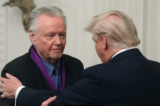 Tổng thống Donald Trump (phải) trao tặng nam diễn viên Jon Voight Huân chương Nghệ thuật Quốc gia trong buổi lễ tại Phòng phía Đông của Tòa Bạch Ốc ở Hoa Thịnh Đốn vào ngày 21/11/2019. (Ảnh: Mark Wilson/Getty Images)