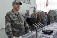 Lãnh đạo Trung Quốc Tập Cận Bình (Trái) diễn thuyết sau khi duyệt hạm đội Hải quân của Quân Giải phóng Nhân dân Trung Quốc (PLA) ở Biển Đông vào ngày 12/04/2018. (Ảnh: Li Gang/Tân Hoa Xã qua AP)