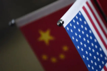 Quốc kỳ Trung Quốc và Hoa Kỳ được treo trong một công ty ở Bắc Kinh, Trung Quốc, vào ngày 16/08/2017. (Ảnh: Wang Zhao/AFP/Getty Images)