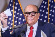 Cựu Thị trưởng thành phố New York Rudy Giuliani nói chuyện trước truyền thông trong một cuộc họp báo tại trụ sở Ủy ban Quốc gia Đảng Cộng Hòa ở Hoa Thịnh Đốn vào ngày 19/11/2020. (Ảnh: Charlotte Cuthbertson/The Epoch Times)