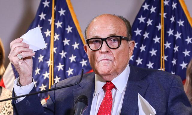 Cựu Thị trưởng thành phố New York Rudy Giuliani nói chuyện trước truyền thông trong một cuộc họp báo tại trụ sở Ủy ban Quốc gia Đảng Cộng Hòa ở Hoa Thịnh Đốn vào ngày 19/11/2020. (Ảnh: Charlotte Cuthbertson/The Epoch Times)