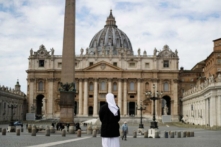 Một nữ tu đứng tại Quảng trường Thánh Peter ở Vatican vào ngày 21/03/2021. (Ảnh: Gregorio Borgia/AP Photo)