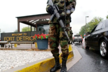 Nhân viên quân sự đứng gác bên ngoài Viện Nghiên cứu Y học về Bệnh truyền nhiễm của Lục quân Hoa Kỳ tại Fort Detrick vào ngày 26/09/2002. (Ảnh: Olivier Douliery/AFP qua Getty Images)