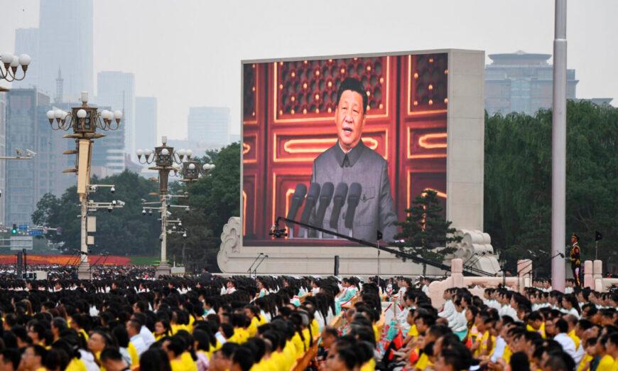 Lãnh đạo Trung Quốc Tập Cận Bình (trên màn hình) đọc diễn văn trong lễ kỷ niệm 100 năm ngày thành lập Đảng Cộng sản Trung Quốc tại Quảng trường Thiên An Môn ở Bắc Kinh vào ngày 01/07/2021. (Ảnh: Wang Zhao/AFP qua Getty Images)