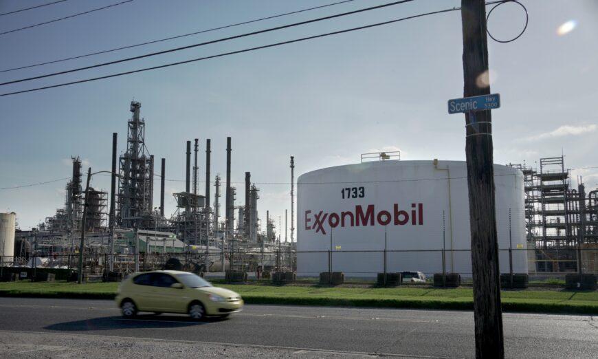 Quang cảnh bên ngoài Nhà máy Lọc dầu ExxonMobil Baton Rouge ở Baton Rouge, Louisiana, vào ngày 15/05/2021. (Ảnh: Kathleen Flynn/Reuters)
