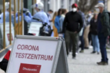 Mọi người xếp hàng bên ngoài trung tâm xét nghiệm nhanh COVID-19 để nhận được một tấm vé ngày vào thăm các cửa hàng và địa điểm văn hóa, ở Weimar, Đức, vào ngày 29/03/2021. (Ảnh: Karina Hessland/Reuters)