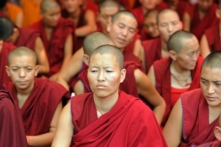 Các tăng ni Phật giáo Tây Tạng tham gia một cuộc biểu tình ngồi để phản đối sự cai trị của cộng sản Trung Quốc đối với Tây Tạng, ở New Delhi, hôm 18/10/2011. (Ảnh: Raveendran/AFP qua Getty Images)