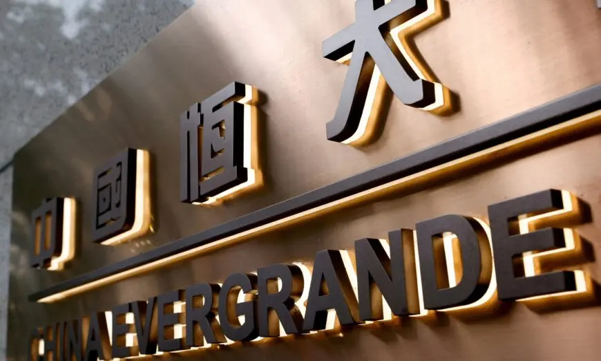 Biển hiệu trên tòa nhà Trung tâm Hằng Đại (Evergrande Center) của Trung Quốc được nhìn thấy ở Hồng Kông vào ngày 23/09/2021. (Ảnh: Tyrone Siu/Reuters)