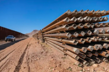 Các tấm hàng rào biên giới không được dùng đến kể từ tháng 01/2021, khi Tổng thống Joe Biden tạm dừng mọi hoạt động xây dựng bức tường biên giới, tại quận Cochise, tiểu bang Arizona, vào ngày 06/12/2021. (Ảnh: Charlotte Cuthbertson/The Epoch Times)
