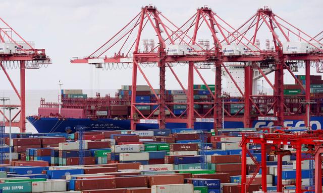 Các container tại Cảng nước sâu Dương Sơn ở Thượng Hải vào ngày 19/10/2020. (Ảnh: Aly Song/Reuters)