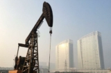 Một máy bơm dầu được nhìn thấy tại mỏ dầu Thắng Lợi (Shengli Oil Field) do Sinopec điều hành ở Đông Dinh, tỉnh Sơn Đông, Trung Quốc, vào ngày 12/01/2017. (Ảnh: Chen Aizhu/Reuters)