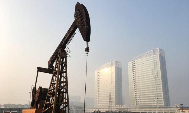 Một máy bơm dầu được nhìn thấy tại mỏ dầu Thắng Lợi (Shengli Oil Field) do Sinopec điều hành ở Đông Dinh, tỉnh Sơn Đông, Trung Quốc, vào ngày 12/01/2017. (Ảnh: Chen Aizhu/Reuters)
