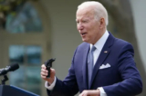 Tổng thống Joe Biden cầm một bộ súng ma trong một sự kiện tại Tòa Bạch Ốc ở Hoa Thịnh Đốn vào ngày 11/04/2022. (Ảnh: Mandel Ngan/AFP qua Getty Images)
