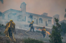 Lính cứu hỏa nỗ lực dập tắt đám cháy Costal ở Laguna Niguel, California, vào ngày 11/05/2022. (Ảnh: John Fredricks/The Epoch Times)