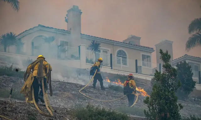 Lính cứu hỏa nỗ lực dập tắt đám cháy Costal ở Laguna Niguel, California, vào ngày 11/05/2022. (Ảnh: John Fredricks/The Epoch Times)