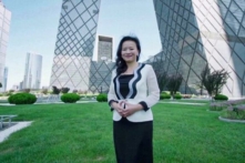 Trong hình ảnh tĩnh trích từ đoạn video không đề ngày tháng này, ký giả người Úc Thành Lôi (Cheng Lei) ở Bắc Kinh, Trung Quốc. (Ảnh: Hội Úc Châu Toàn Cầu-Bộ Ngoại giao và Thương mại Úc Châu/Tư liệu báo chí qua REUTERS)