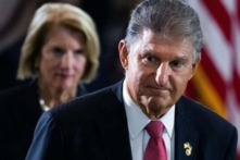 Thượng nghị sĩ Joe Manchin (Dân Chủ-West Virginia) chụp ảnh bày tỏ lòng kính trọng đối với cựu chiến binh Đệ nhị Thế chiến và người nhận Huân chương Danh dự Hershel “Woody” Williams tại Rotunda của Điện Capitol vào ngày 14/07/2022. (Ảnh: Tom Williams/Pool/Getty Images)