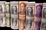 Các tờ tiền nhân dân tệ của Trung Quốc và USD của Hoa Kỳ trong hình minh họa này được chụp hôm 10/02/2020. (Ảnh: Reuters/Dado Ruvic)
