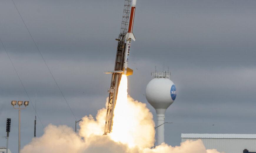 Bộ Quốc phòng Hoa Kỳ phóng một quả hỏa tiễn thăm dò từ bãi phóng của NASA tại Cơ sở Bay Wallops mang theo các thí nghiệm vũ khí siêu thanh vốn sẽ cung cấp thông tin cho sự phát triển của lớp vũ khí siêu thanh, trên Đảo Wallops, Virginia, hôm 26/10/2022. (Ảnh: Evelyn Hockstein /Reuters)