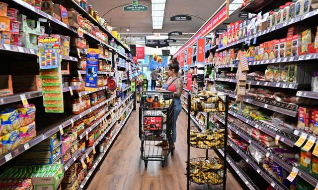 Một phụ nữ mua hàng bách hóa tại một siêu thị ở Monterey Park, California, vào ngày 19/10/2022. (Ảnh: Frederic J. Brown/AFP qua Getty Images)