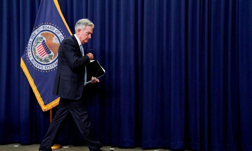 Chủ tịch Cục Dự trữ Liên bang Jerome Powell rời đi sau khi nói chuyện với các phóng viên tại một cuộc họp báo sau cuộc họp kéo dài hai ngày của Ủy ban Thị trường Mở Liên bang (FOMC) tại Hoa Thịnh Đốn vào ngày 15/06/2022. (Ảnh: Elizabeth Frantz/Reuters)