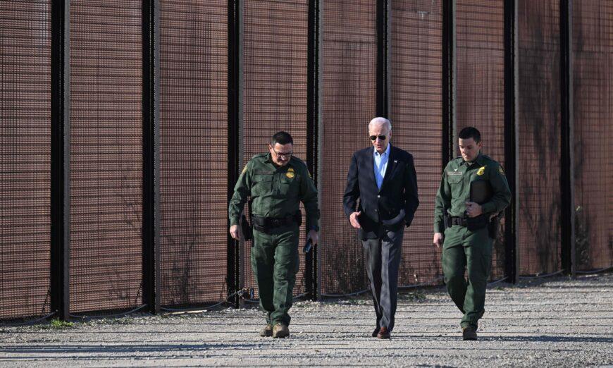 Tổng thống Joe Biden nói chuyện với một thành viên của Lực lượng Tuần tra Biên giới khi họ đi dọc hàng rào biên giới Hoa Kỳ-Mexico ở El Paso, Texas, hôm 08/01/2023. (Ảnh: Jim Watson/AFP qua Getty Images)