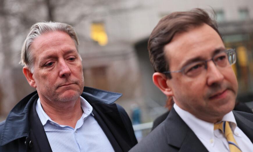 Ông Charles McGonigal (trái), người từng đứng đầu bộ phận phản gián của văn phòng FBI ở New York cùng luật sư Seth Ducharme của mình rời Tòa án Liên bang Manhattan ở thành phố New York hôm 23/01/2023. (Ảnh: Michael M. Santiago/Getty Images)