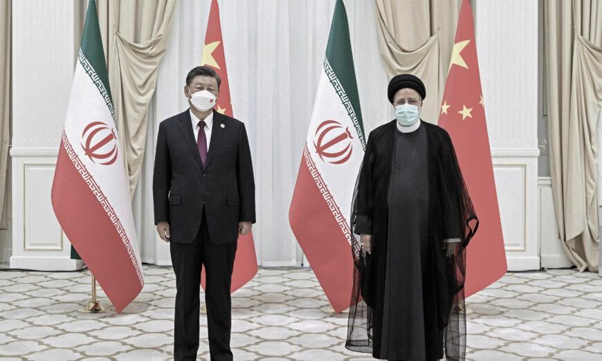 Trong bức ảnh hồ sơ do cơ quan ngôn luận Tân Hoa Xã của Trung Quốc công bố này, Tổng thống Iran Ebrahim Raisi (Phải) và lãnh đạo Trung Quốc Tập Cận Bình chụp ảnh bên lề cuộc họp tại hội nghị thượng đỉnh Tổ chức Hợp tác Thượng Hải ở Samarkand, Uzbekistan, vào ngày 16/09/2022. (Ảnh: Shen Hong/Tân Hoa Xã qua AP, Tư liệu)