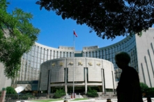 Một khách bộ hành đi ngang qua Ngân hàng Nhân dân Trung Quốc, còn được gọi là Ngân hàng Trung ương Trung Quốc, ở trung tâm Bắc Kinh vào ngày 09/08/2007. (Ảnh: Teh Eng Koon/AFP qua Getty Images)