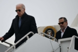 Tổng thống Joe Biden cùng con trai Hunter Biden đến Căn cứ Hancock Field của Lực lượng Phòng không Quốc gia ở Syracuse, New York, hôm 04/02/2023. (Ảnh: Andrew Caballero-Reynolds/AFP qua Getty Images)