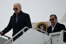 Tổng thống Joe Biden cùng con trai Hunter Biden đến Căn cứ Không quân Hancock của Lực lượng Vệ binh Quốc gia tại Syracuse, New York, hôm 04/02/2023. (Ảnh: Andrew Caballero-Reynolds/AFP qua Getty Images)