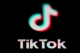 Biểu tượng của ứng dụng chia sẻ video TikTok trên một chiếc điện thoại thông minh hôm 28/02/2023. (Ảnh: Matt Slocum/AP Photo)