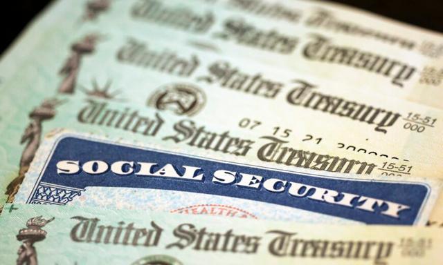 Thẻ An sinh xã hội nằm cạnh các tấm chi phiếu từ Kho bạc Hoa Kỳ ở Hoa Thịnh Đốn vào ngày 14/10/2021. (Ảnh: Kevin Dietsch/Getty Images)
