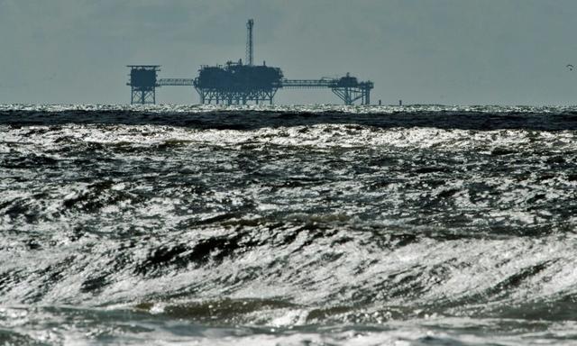 Một giàn khoan dầu và khí đốt ngoài khơi gần đảo Dauphin, Alabama, ở Vịnh Mexico. (Ảnh: Steve Nesius/Reuters)