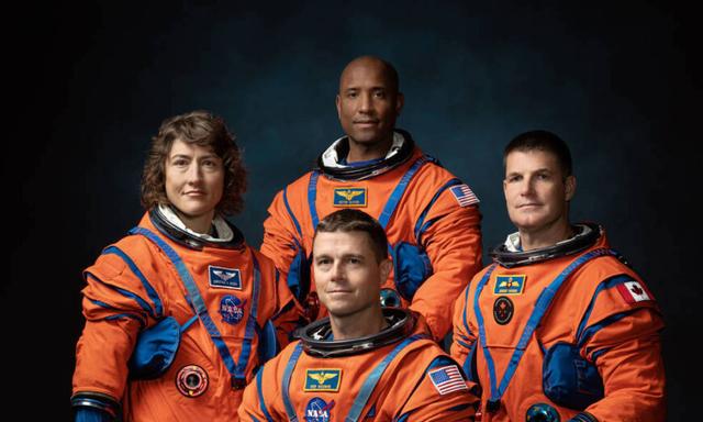 Phi hành đoàn của Artemis II: Các phi hành gia Christina Koch (Trái) của NASA, ông Reid Wiseman, ông Victor Glover, và Nhà du hành vũ trụ Jeremy Hansen của Cơ quan Vũ trụ Canada tại Trung tâm Vũ trụ Johnson ở Houston hôm 29/03/2023. (Ảnh: Josh Valcarcel, đăng dưới sự cho phép của NASA)