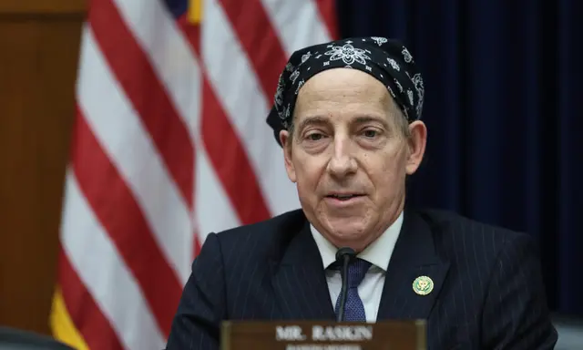 Dân biểu Jamie Raskin (Dân Chủ-Maryland), thành viên hàng đầu trong Ủy ban Giám sát và Trách nhiệm giải trình của Hạ viện, đưa ra nhận xét trong cuộc họp của Ủy ban tại Tòa nhà Văn phòng Rayburn House ở Hoa Thịnh Đốn, hôm 31/01/2023. (Ảnh: Kevin Dietsch/Getty Images)