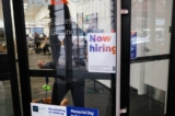 Biển báo ‘cần tuyển dụng’ tại một cửa hàng ở Manhattan ở thành phố New York hôm 06/05/2022. (Ảnh: Spencer Platt/Getty Images)