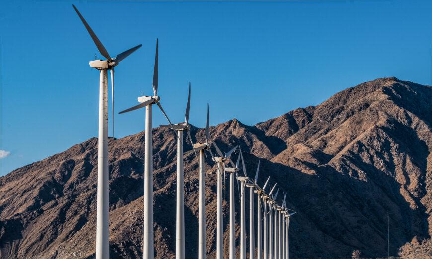 Một trang trại phong năng bên ngoài Palm Springs, California, vào ngày 26/05/2018. (Ảnh: John Fredricks/The Epoch Times)